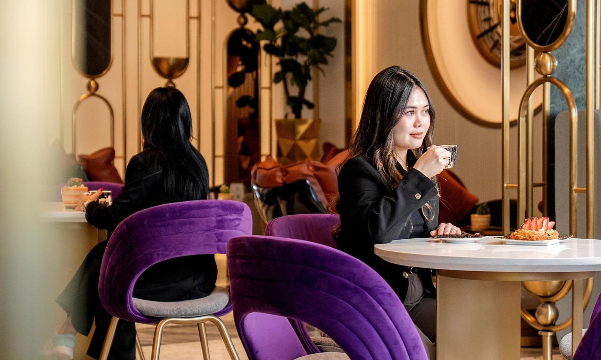 Velero Hotel Doha Lusail Exterior photo A woman in a restaurant