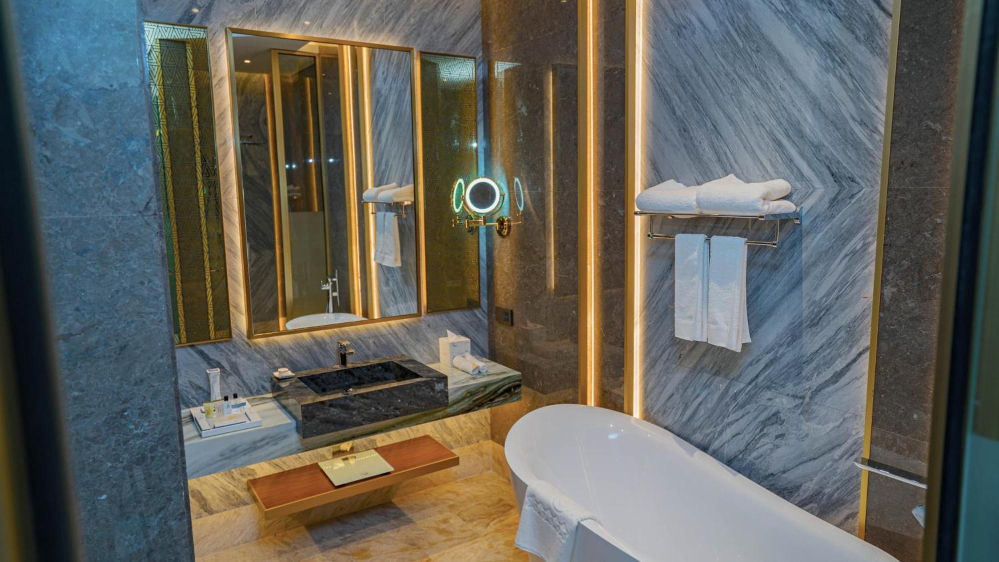 Velero Hotel Doha Lusail Exterior photo Bathroom