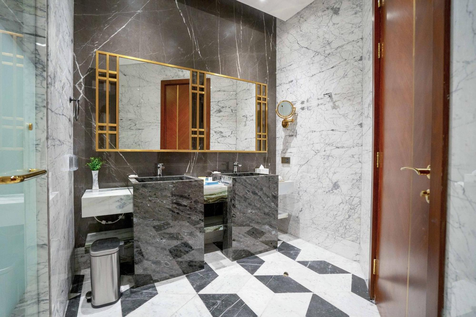 Velero Hotel Doha Lusail Exterior photo Bathroom